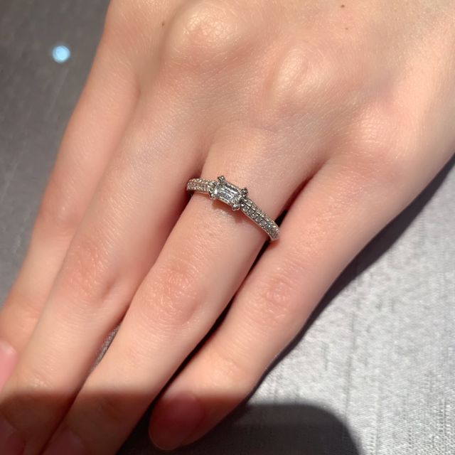 【ORECCHIO(オレッキオ)の口コミ】 珍しいエメラルドカットのダイヤに惹かれ、指輪探しの一番最初に来店しま…