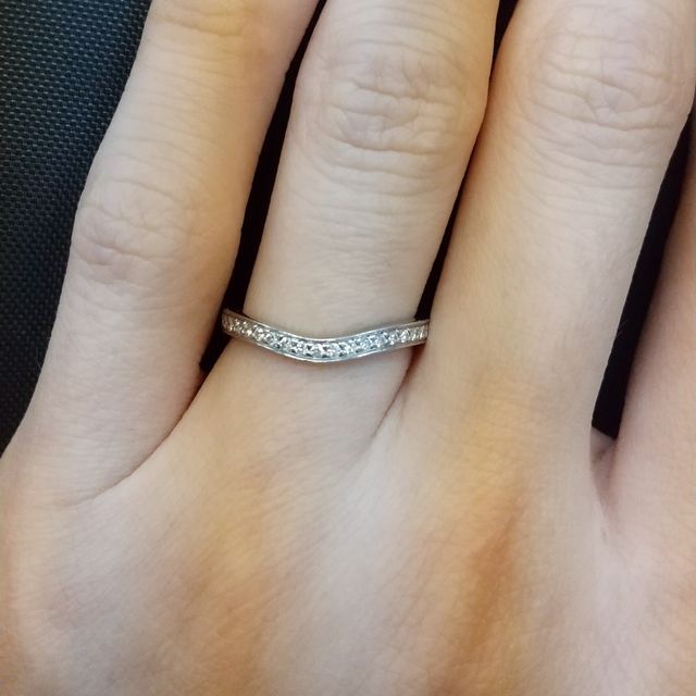 【カルティエ(Cartier)の口コミ】 カルティエのハーフエタニティです。
緩いＶ字のカーブになっており、ちょ…