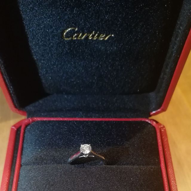 【カルティエ(Cartier)の口コミ】 カルティエの王道の立爪リングです。
決め手はシンプルでいて存在感のある…