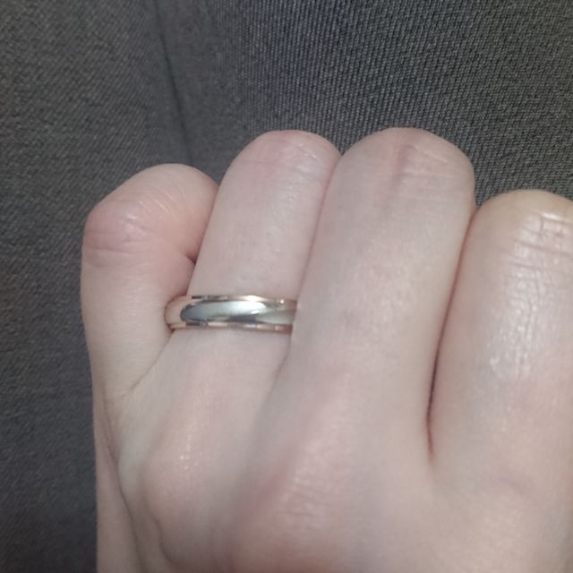 【銀座ダイヤモンドシライシの口コミ】 この指輪はゴールドが入っているところが素敵だと感じました。
デザインが…