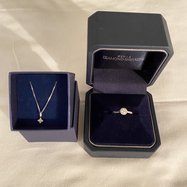 【銀座ダイヤモンドシライシの口コミ】 いろんな指輪のデザインがある中、華やかに見えるようダイヤの周りにも小…