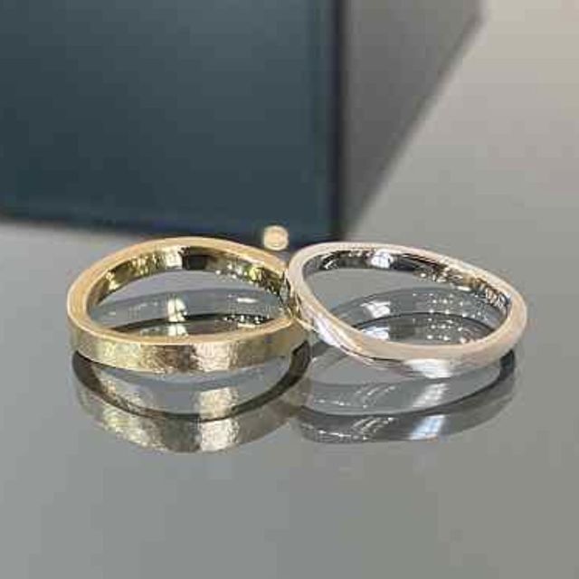 【鶴(mikoto)の口コミ】 夫婦で全く違う色味の指輪にしました。
お互いに肌の色や指の太さが全く違…