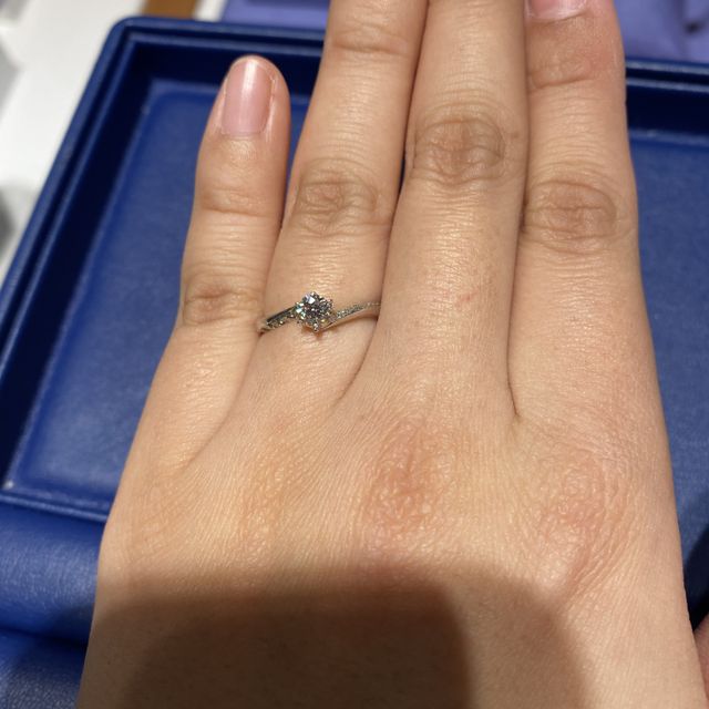 【銀座ダイヤモンドシライシの口コミ】 ウェーブデザインで指が長く見えました！もともとそれを聞いてから試着さ…