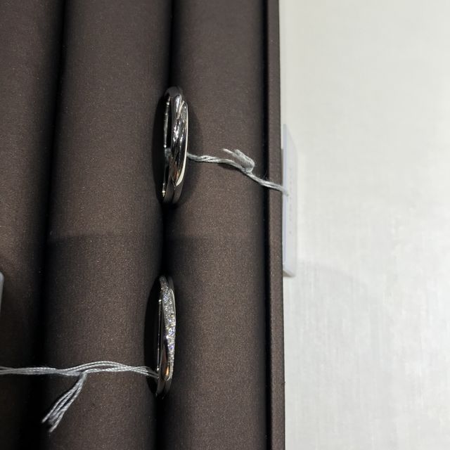 【アイプリモ(I-PRIMO)の口コミ】 プラチナにダイヤモンドが斜めのラインに入っています。キラキラと輝いて…