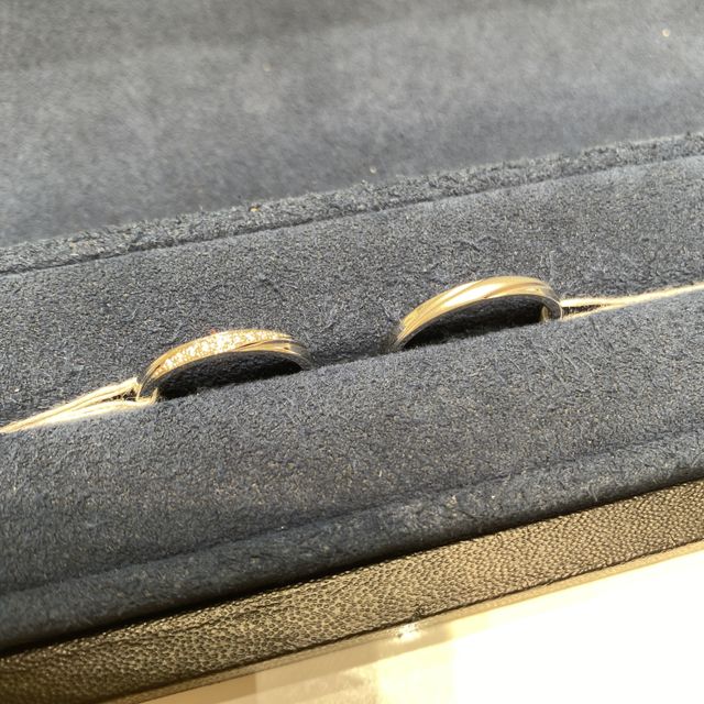 【4℃ BRIDAL(ヨンドシーブライダル)の口コミ】 重ね付けできるデザインだったのと、
お互いが気に入るデザインだったので…