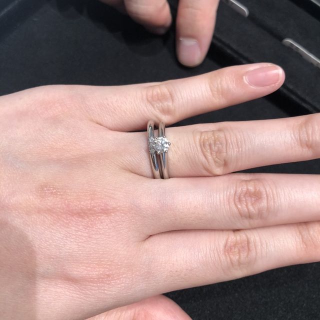 【ティファニー(Tiffany & Co.)の口コミ】 彼が婚約指輪はティファニーセッティングと昔から決めていたそうで、選び…