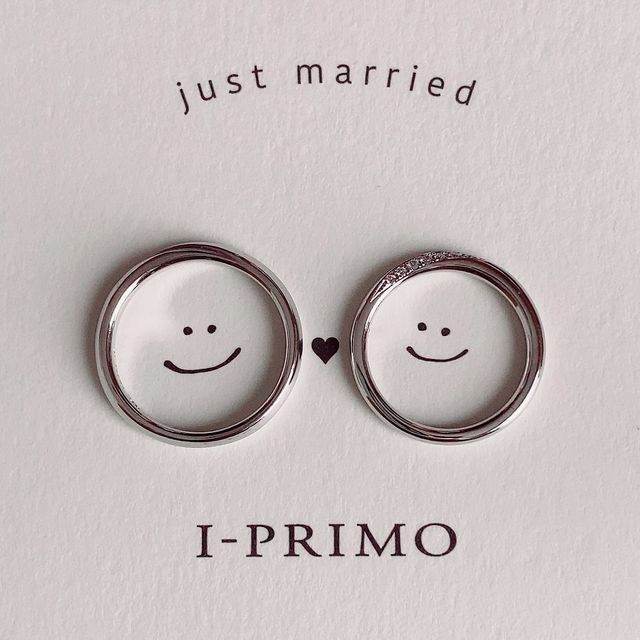 【アイプリモ(I-PRIMO)の口コミ】 指輪は15粒のダイヤが斜めに入った物と
真ん中に斜めにマット加工を入った…