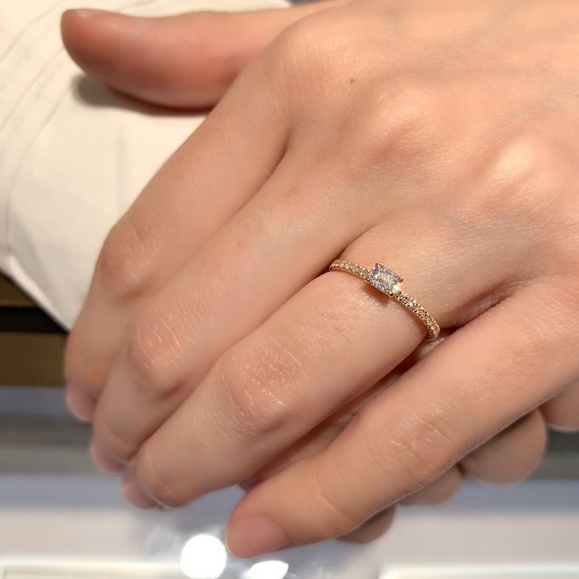 【カルティエ(Cartier)の口コミ】 人と被らない指輪を探しており、エメラルドカットのダイヤモンドの婚約指…