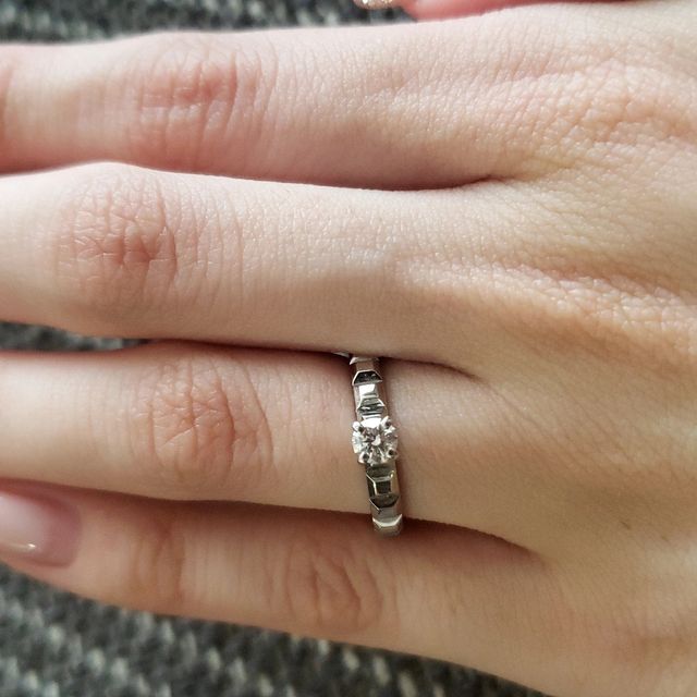 【ブシュロン(BOUCHERON)の口コミ】 他と被らないデザイン性の高さが決め手でした。プラチナ部分にカットが入…