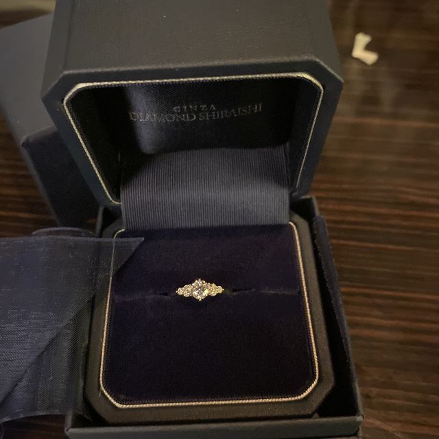 【銀座ダイヤモンドシライシの口コミ】 ブーケクレッセントという、中心のダイヤを引き立てるメレダイヤが6つ付い…