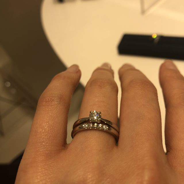 【4℃ BRIDAL(ヨンドシーブライダル)の口コミ】 エンゲージリングでは王道の、ストレートライン・ソリティアタイプの6本爪…