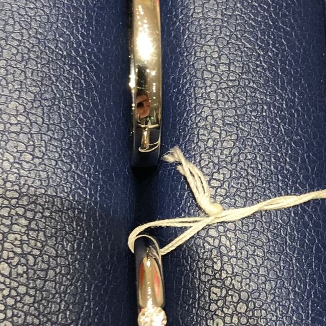 【銀座ダイヤモンドシライシの口コミ】 ブーケのような石がいくつか着いているものと最後まで悩みましたが、おば…