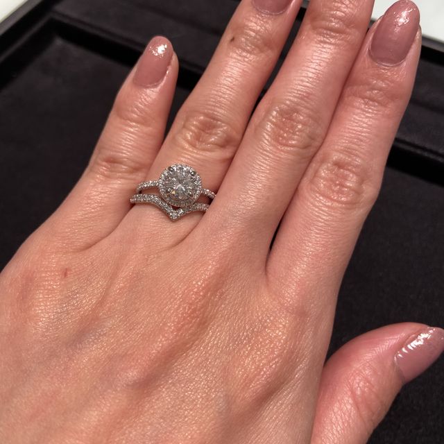 【ティファニー(Tiffany & Co.)の口コミ】 婚約指輪の石が大きく、結婚指輪を探すのに苦労しておりましたがこちらのV…
