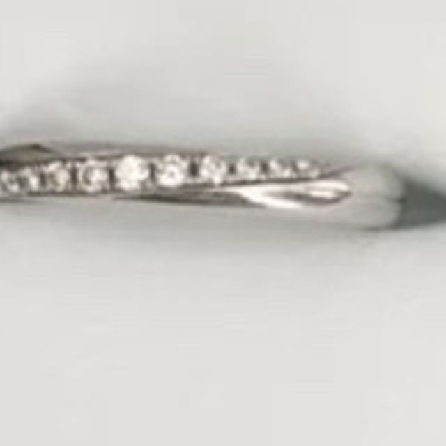 【ラザール ダイヤモンド【取扱店販売】の口コミ】 素材はプラチナで、斜めのラインにダイヤモンドが入っています。ダイヤモ…