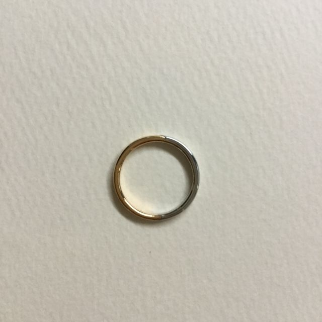 【Galopine & Galopin(ガロピーネガロパン)の口コミ】 シンプルだけど少し変わったデザインのものを探していて、色が半分のとこ…