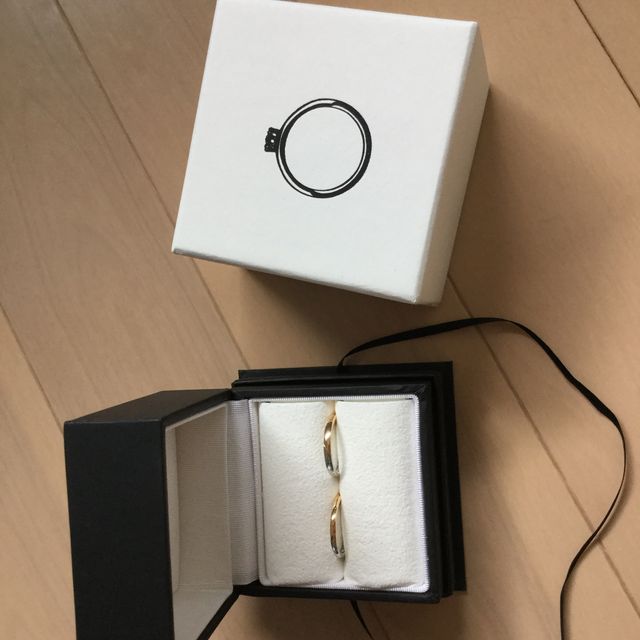 【Galopine & Galopin(ガロピーネガロパン)の口コミ】 シンプルだけど少し変わったデザインのものを探していて、色が半分のとこ…