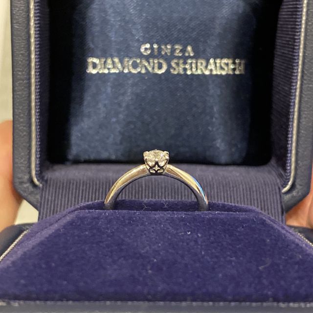 【銀座ダイヤモンドシライシの口コミ】 手が小さいため、あまり存在感のあるものではなく細身でザ婚約指輪！とい…