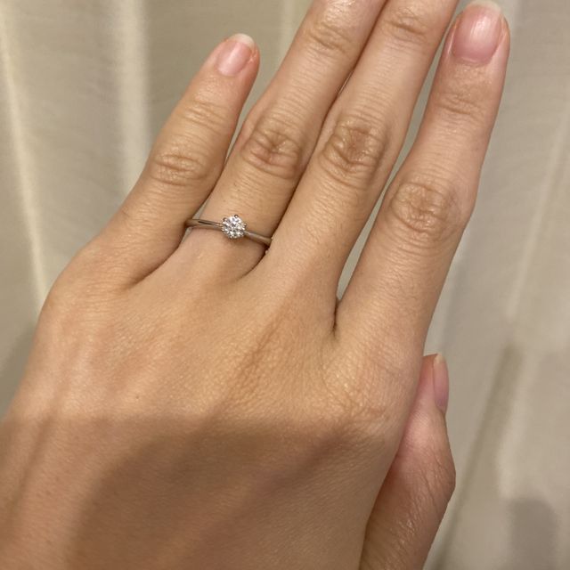 【銀座ダイヤモンドシライシの口コミ】 手が小さいため、あまり存在感のあるものではなく細身でザ婚約指輪！とい…