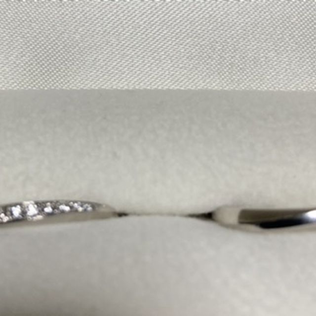 【VANillA(ヴァニラ)の口コミ】 自分達の指にあった指輪のデザインだったためです。
夫婦でお互いが気に入…