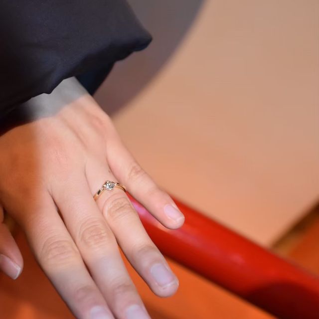 【ケイウノ ブライダル(K.UNO BRIDAL)の口コミ】 デザインはダイアが目立つ様に構成されておりシンプルかつ綺麗だと感じま…