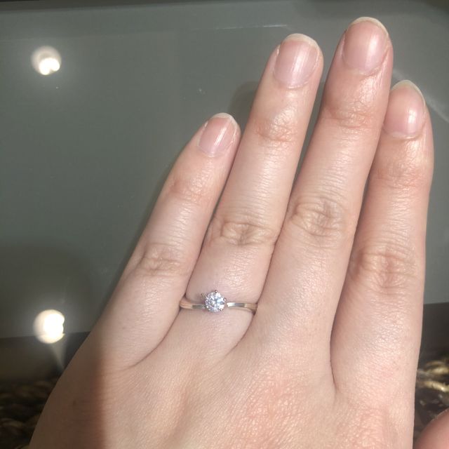 【杢目金屋(もくめがねや)の口コミ】 ダイヤモンドを留める爪が、桜の花びらの形になっています。
また、ダイヤ…