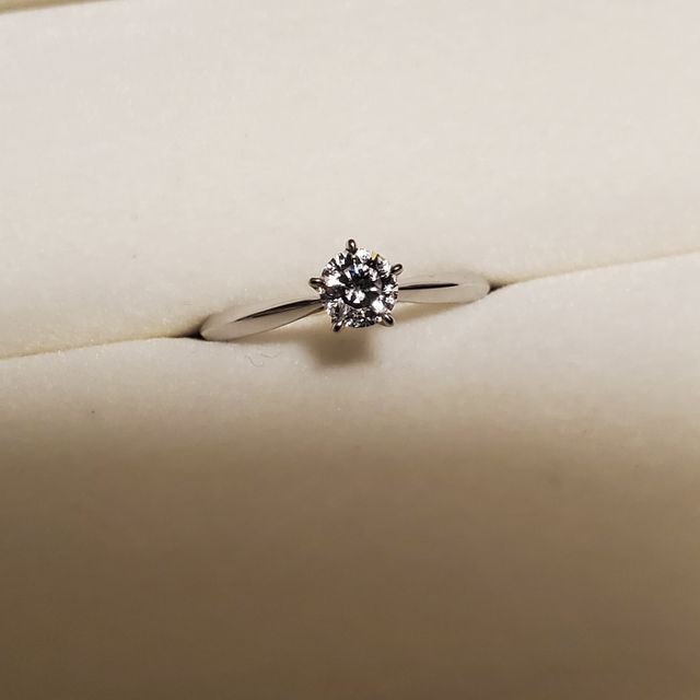 【ケイウノ ブライダル(K.UNO BRIDAL)の口コミ】 ダイヤの面を星型にカットし5爪で支えておりシンプルでバランスが良いとこ…