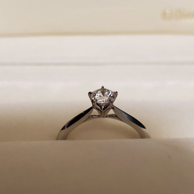 【ケイウノ ブライダル(K.UNO BRIDAL)の口コミ】 ダイヤの面を星型にカットし5爪で支えておりシンプルでバランスが良いとこ…
