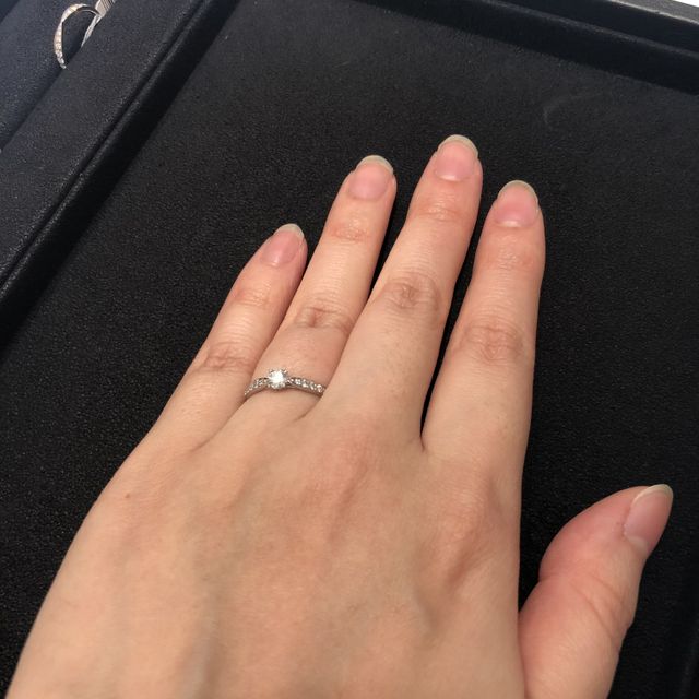 【ティファニー(Tiffany & Co.)の口コミ】 メインのダイヤモンドの輝きももちろん素晴らしいですが、サイドについて…