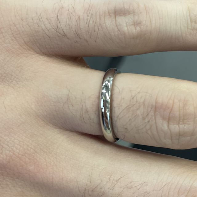 【ラザール ダイヤモンド(LAZARE DIAMOND)の口コミ】 シンプルなシルバーで探していました。
プラチナの輝きが素敵で、太さなど…