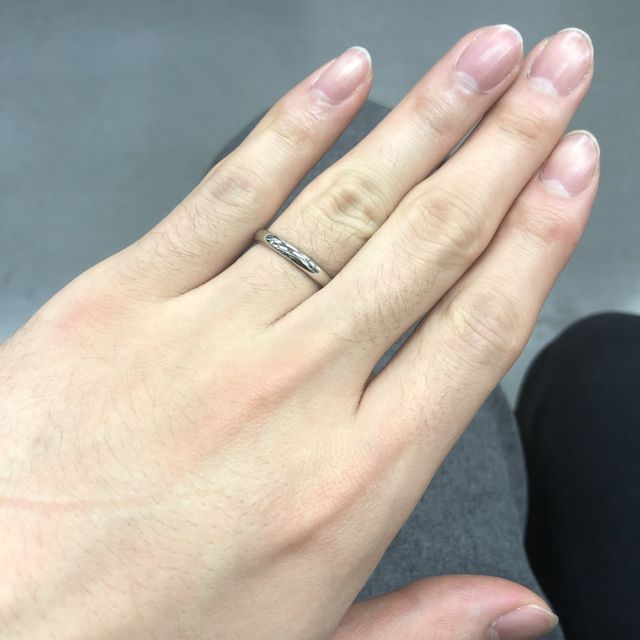 【ラザール ダイヤモンド(LAZARE DIAMOND)の口コミ】 王道なデザインと程よい光沢感が気に入り、この結婚指輪を購入しました。…