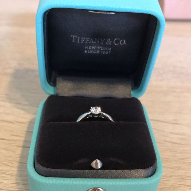 【ティファニー(Tiffany & Co.)の口コミ】 Tiffanyセッティングとハーモニーで悩みましたが、私は見るだけのものでは…
