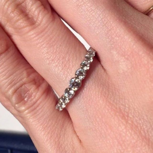 【銀座ダイヤモンドシライシの口コミ】 エタニティリングを希望して探しており、こちらのリングのキラキラ感に惹…