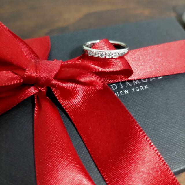 【ラザール ダイヤモンド(LAZARE DIAMOND)の口コミ】 指に吸い付くように 着け心地が良く、
ダイアが小さ過ぎず、大き過ぎない
…