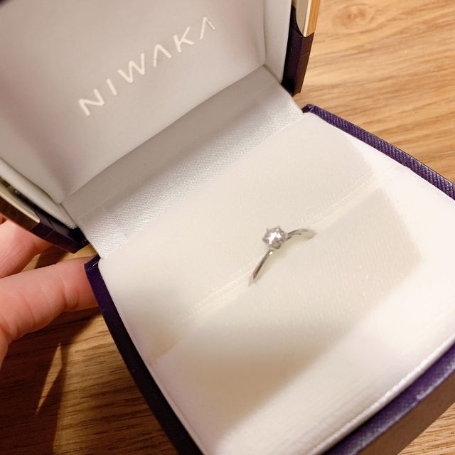 【俄(にわか)の口コミ】 華奢なデザインが気に入り、購入しました。
メレダイヤが付いているものと…