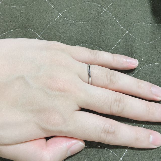 【4℃ BRIDAL(ヨンドシーブライダル)の口コミ】 シンプルながらも斜めラインのクールなデザイン。
ディズニーの彫刻が裏に…