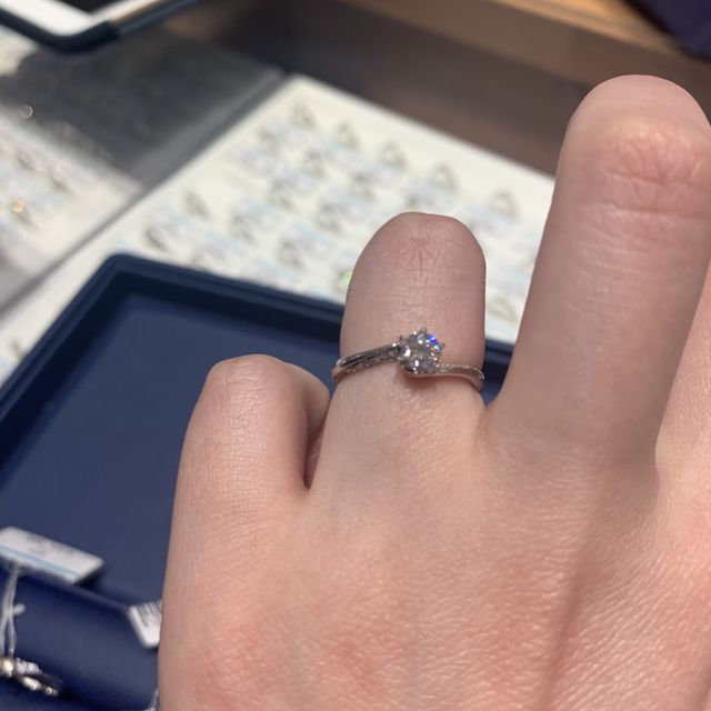 【銀座ダイヤモンドシライシの口コミ】 指輪のデザインがとても気に入り購入しました。細身のデザインで横に埋め…