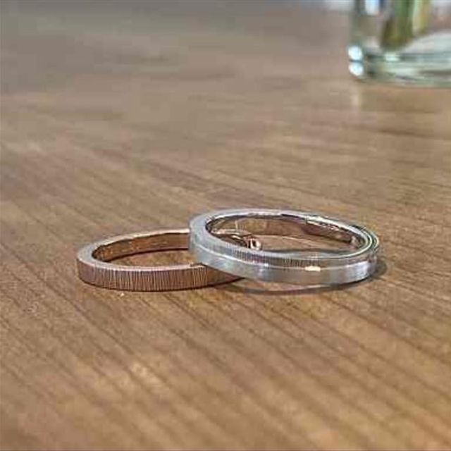 【鶴(mikoto)の口コミ】 デザインはシンプルなものにしたかったのですが、旦那が少し指が大きく地…