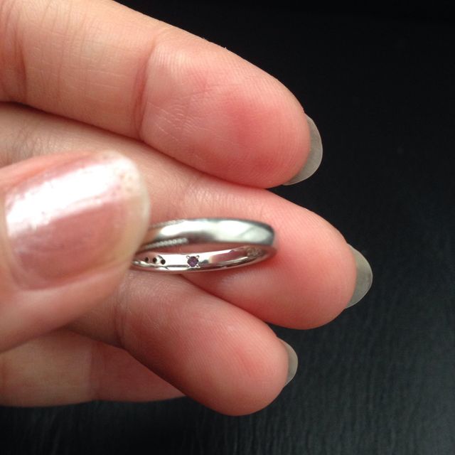 【エクセルコダイヤモンド(EXELCO DIAMOND)の口コミ】 沢山のデザインの中からこのデザインを選んだのは、職人によるミル打ちで…