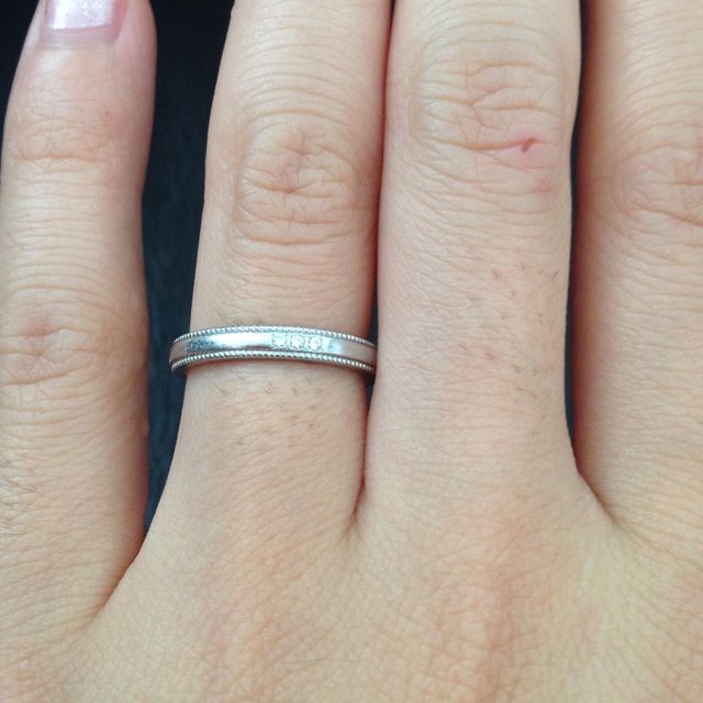 【エクセルコダイヤモンド(EXELCO DIAMOND)の口コミ】 沢山のデザインの中からこのデザインを選んだのは、職人によるミル打ちで…