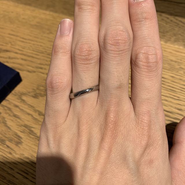 【BIJOUPIKO(ビジュピコ)の口コミ】 男女ともにプラチナのリングでした。男性用の指輪は指輪中央のウェーブが…