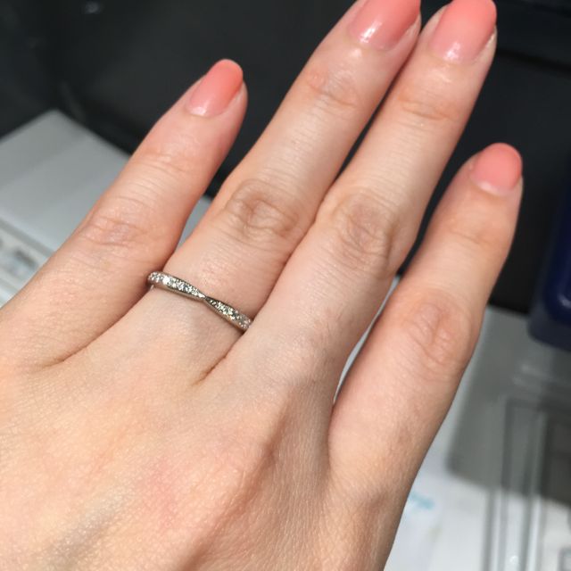 【銀座ダイヤモンドシライシの口コミ】 銀座ダイヤモンドシライシさんは細めで繊細なデザインのものが多く、こち…