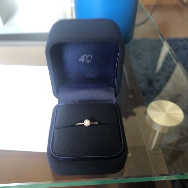 【4℃ BRIDAL(ヨンドシーブライダル)の口コミ】 デザインがシンプルで価格も予算内に収まったので決めました。ユアーズオ…