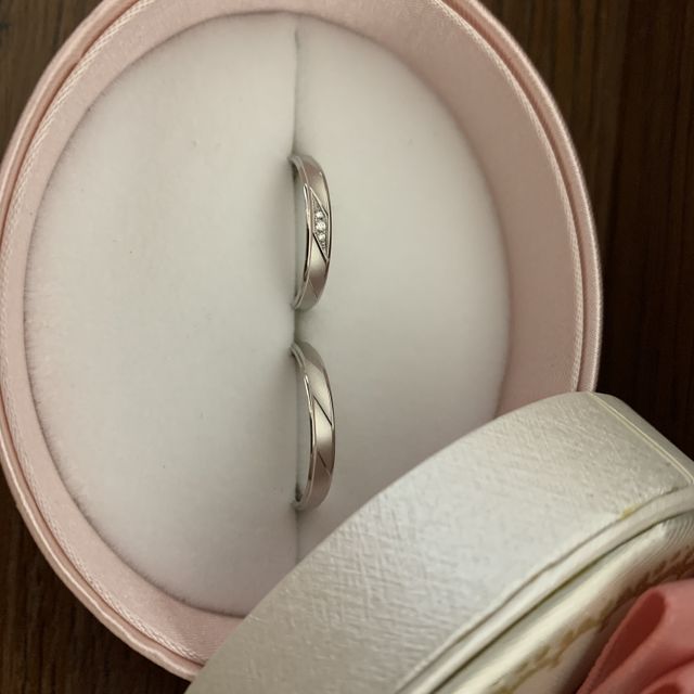 【insembre(インセンブレ)の口コミ】 指輪の光沢が少なくシンプルなデザインがお互いに第一印象で惹かれて決め…