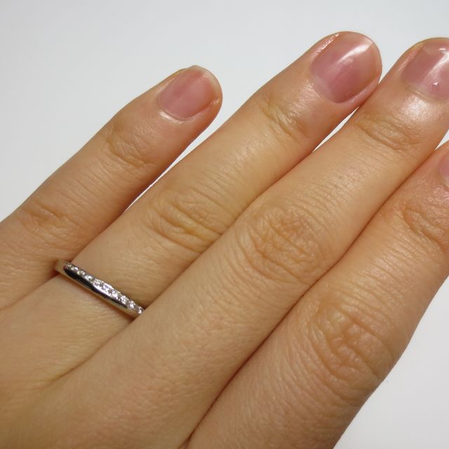 【銀座ダイヤモンドシライシの口コミ】 シンプルにも華やかにもつけられること、婚約指輪との相性が良かったこと…