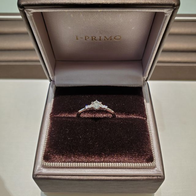 【アイプリモ(I-PRIMO)の口コミ】 彼女がシンプルめなデザインが好きだが、せっかくの婚約リングなので華や…