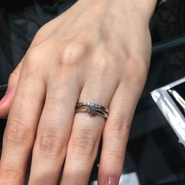 【エクセルコダイヤモンド(EXELCO DIAMOND)の口コミ】 シンプルなデザインで王道なthe婚約指輪ですが、高さがあって、光を取り込…