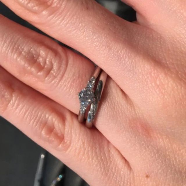 【エクセルコダイヤモンド(EXELCO DIAMOND)の口コミ】 エンゲージリングはシンプルでメレダイヤがサイドに付いたものを探してい…