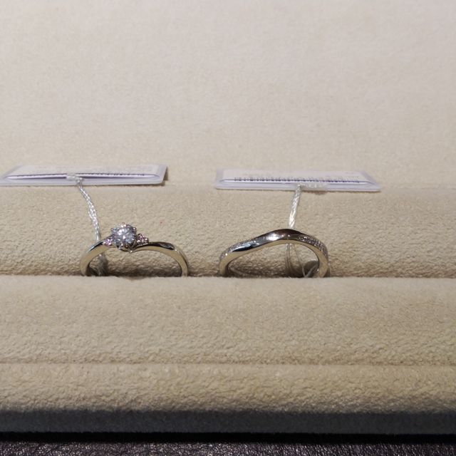 【TRECENTI(トレセンテ)の口コミ】 事前にネットで気になっていた結婚指輪に合わせて婚約指輪も選びました。
…