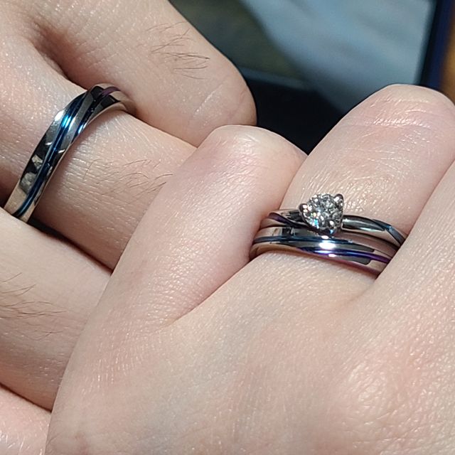 【SORA(ソラ)の口コミ】 婚約指輪と重ねづけできるよう、少しカーブしたデザインのものにしました…
