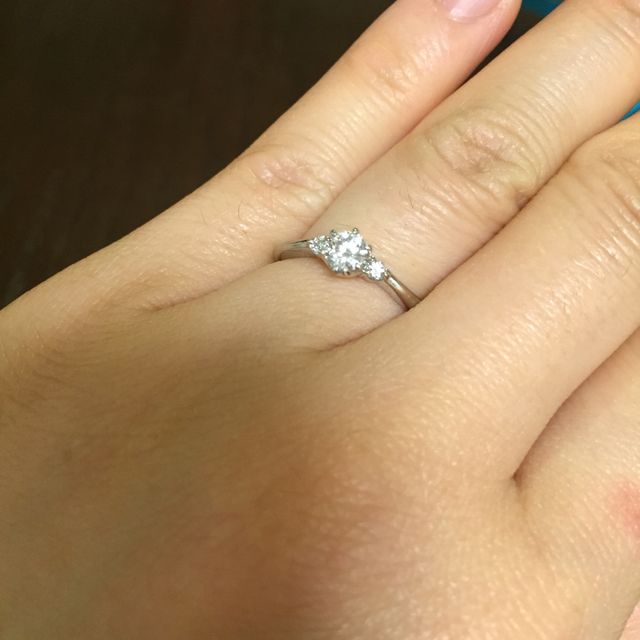 【銀座ダイヤモンドシライシの口コミ】 あまりゴツゴツしたデザインが好きでなく華奢なタイプが好みであったこと…